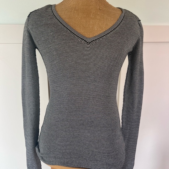 Kier J2 Black White Striped stretchy ribbed knit V Neck Women's Top size XS NWT - Picture 1 of 8